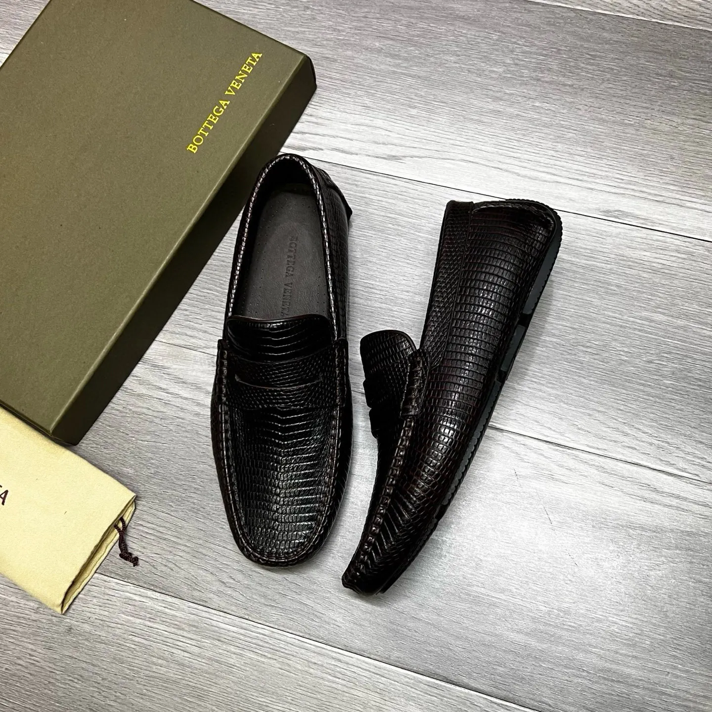 Factory price 480 BV 〰️Purely handmade classic men's beanie shoes👉👉driving shoes, slip-on shoes, made of imported cowhide from Italy, 💕water-dyed cowhide lining, 🔊original outsole, waterproof platform design, comfortable on the feet. A good choice for traveling and driving, three colors available, code number: 38-44, (45 can be customized)